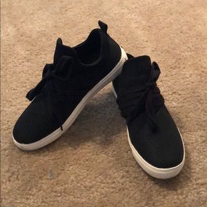 Black tennis shoes